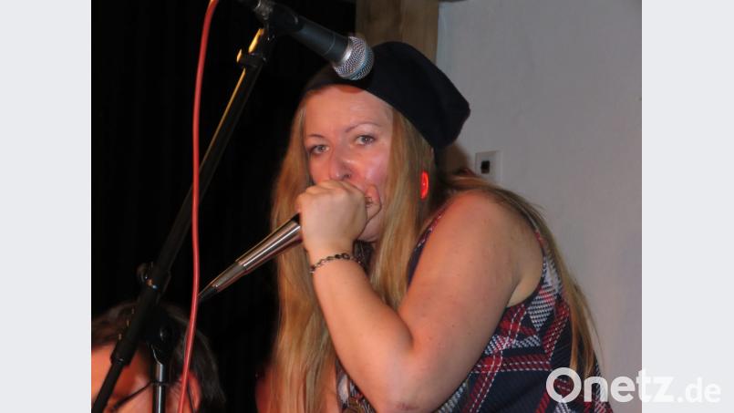 Was für eine Musikerin: Beata Kossowska beherrscht die Mundharmonika wie keine andere und hat eine Bluesstimme, die Gänsehautfeeling auslöst. Bild: ubb