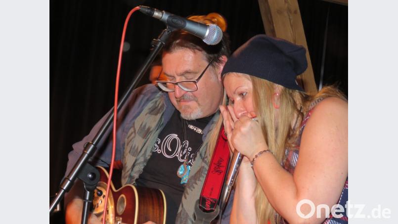 Ein Augen- und Ohrenschmaus: Wolfgang Bernreuther und Beata Kossowska bedienen ihre Instrumente so eigenwillig wie ihre Songs und ihr Bühnenauftritt ist. Bild: ubb