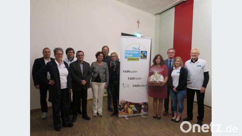 Alfred Kick, Susanne Schiller (Stadtmarketing), Bürgermeister Werner Nickl (von rechts) und die Mitglieder der Kemnather Steuergruppe (links) danken Sabine Leistner (Vierte von rechts) für ihre Anregungen zum fairen Handel in der Fairtrade-Stadt Kemnath. Bild: jzk