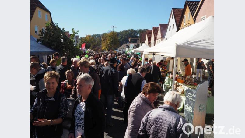 Bei herrlichem Herbstwetter geht der Bauernmarkt in Neustadt/WN am Sonntag über die Bühne. Bild: krb