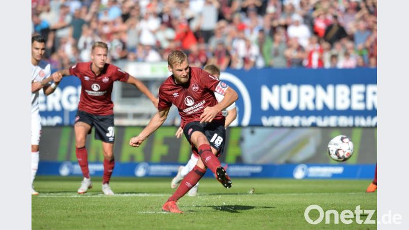 Schuss ins Glück: Hanno Behrens legte mit seinem Elfmetertor den Grundstein zum Club-Sieg. Bild: Bild: T Schamberger/dpa