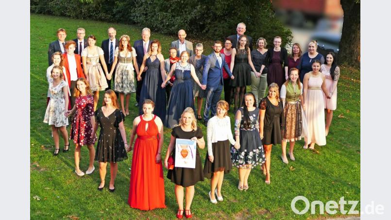 In Herzform stellten sich die Absolventen mit ihren Lehrern und Gästen auf bei der Examensfeier. Bild: exb