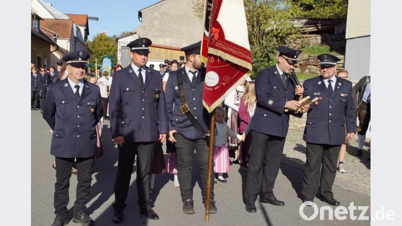 Stadlerns FFW-Vorsitzender und Festleiter Michael Riedl (Zweiter von rechts) brachte die Bitte zur Übernahme der Patenschaft an die Schönseer Feuerwehr. Bild: mmj