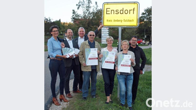 Die Organisatoren der Senioren-Aktiv-Woche um Barbara Hernes (Dritte von rechts) stellen das Programm vor. Bild: sön