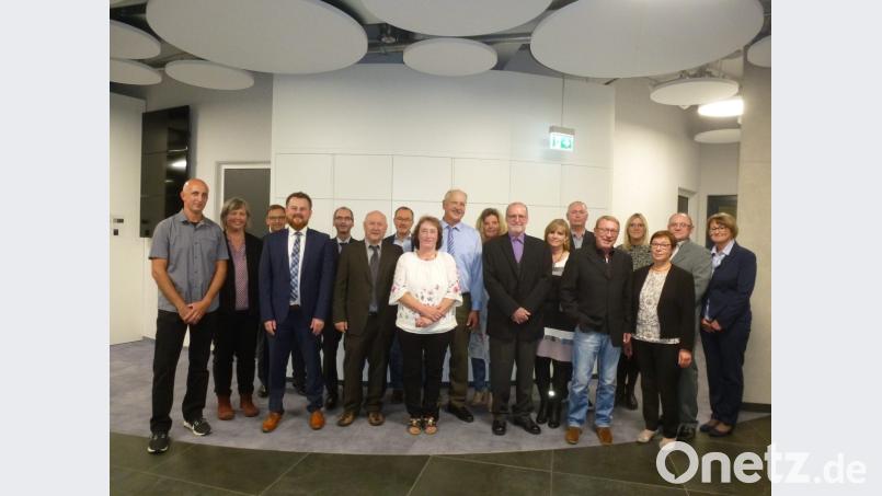 Sie stehen seit 25, 40 und 45 Jahren hinter ihrem Unternehmen. Die langjährigen Mitarbeiter mit Personalchef Marco Götz und stellvertretendem Werksleiter Gerhard Lingl (Vierter und Sechster von links). Bild: bk