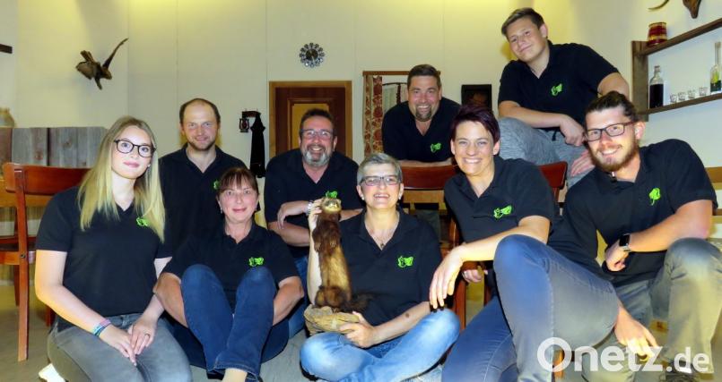 Die Laiendarsteller der Theatergruppe St. Katharina um Regisseur Manfred Raschke (Zweiter von links, hinten) sind auf der Pfarrheimbühne eifrig am Proben. Die Zuschauer dürfen sich auf vier lustige Theaterabende freuen. Bild: ubb