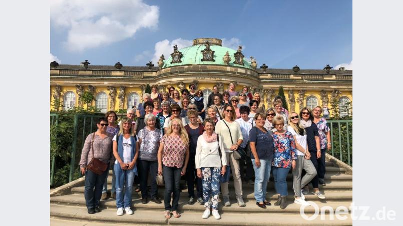 Beim Besuch von Schloss Sanssouci stellen sich die TuS-Frauena zu einem Erinnerungsfoto auf. Bild: öt