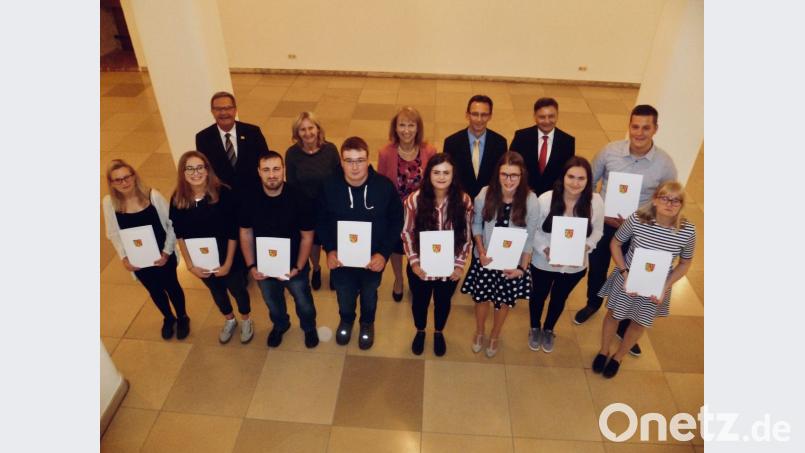 Vertreterinnen von Berufsschule, IHK, Zweckverband Berufsschulen und Landratsamt freuten sich nach der Ehrung im Landratsamt mit den Schulbesten des Schuljahres 2017/18 über die sehr guten Ergebnisse. Bild: usc