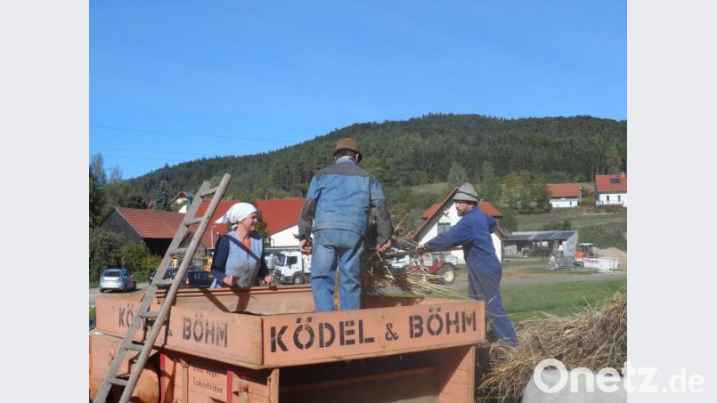 Arbeiter am alten Dreschkasten im Einsatz. Bild: exb