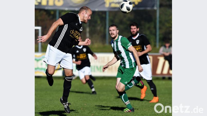 Markus Hüttner (links) von der DJK Weiden weiß, wie man Bälle aus der Gefahrenzone befördert. Die Elf vom Flutkanal entschied das Stadtderby beim FC Weiden-Ost überraschend mit 2:0 für sich. Bild: Büttner, Gerhard