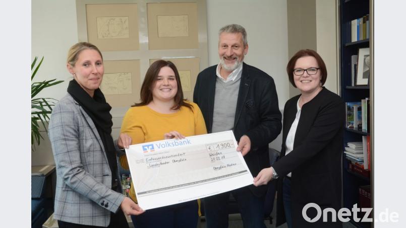 Viola Vogelsang-Reichl, geschäftsführende Verlegerin von Oberpfalz-Medien (links), und Marketingchefin Ilona
Stadler (rechts) überreichen Wolfgang Meidenbauer und Anna Kunz vom Landestheater Oberpfalz ihre Spende.
Diese soll laut Meidenbauer den Kinder- und Jugendgruppen des LTO zugute kommen. Bild: gsb