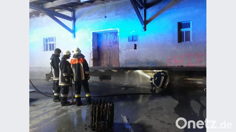 Die Feuerwehrleute an der Einsatzstelle. Bild: pop