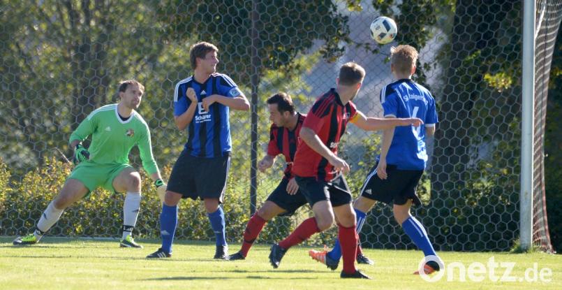 Das hätte das 1:0 für den SSV Paulsdorf sein müssen: Tobis Scherm (Zweiter von rechts) köpfte diesen Ball um Haaresbreite am Raigeringer Tor vorbei. Bild: ref