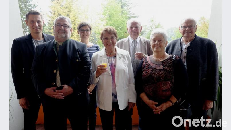 Freudestrahlend stieß Brigitte Laqua (Mitte) an ihrem 85. Geburtstag mit der Familie, Freunden und Bekannten an. Das Bild zeigt (von links): Neffe Martin, Bürgermeister Armin Schärtl, Nichte Christine, deren Partner Hans Plößl, Schwägerin Anni Kunschert und Bruder Dietmar. Bild: ohr