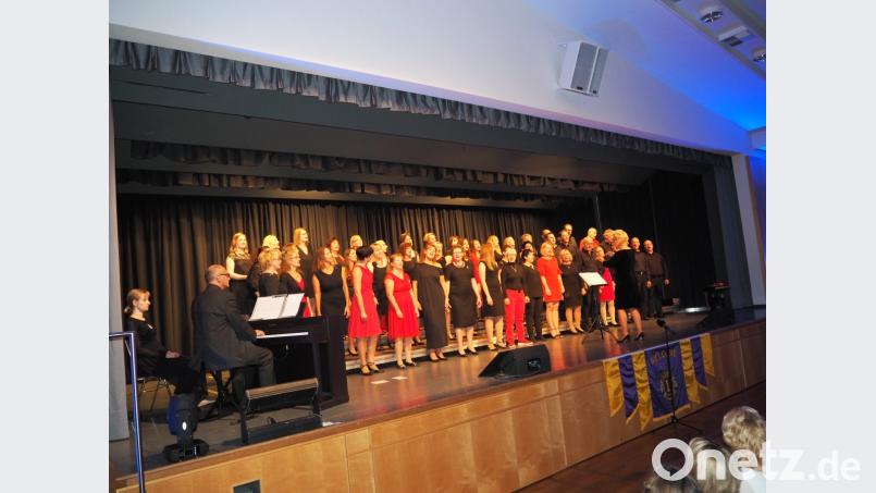 &quot;Singing Witt&quot; singt in schwarz-rot und beschert dem Publikum goldene Zeiten. Das Programm ist abwechslungsreich. Bild: krb