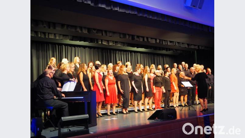 &quot;Singing Witt&quot; singt in schwarz-rot und beschert dem Publikum goldene Zeiten. Das Programm ist abwechslungsreich. Bild: krb