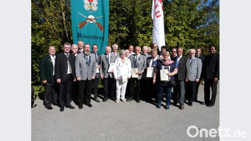 Hohe Auszeichnungen ergingen zur 125-Jahr-Feier an zahlreiche Rosenberger Schützen. Herausragend die Würdigung von Christa und Hans Winter (vorne Mitte) und Leo Kurz (links daneben). Bild: rlö