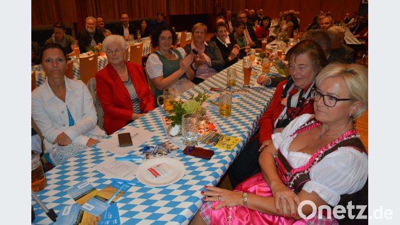 Stark vertreten ist am Freitagabend die Frauen-Union aus dem Landkreis Tirschenreuth. Mit dabei auch Kreisbäuerin und stellvertretende Bezirksbäuerin Irmgard Zintl (Vierte von links). Bild: jr