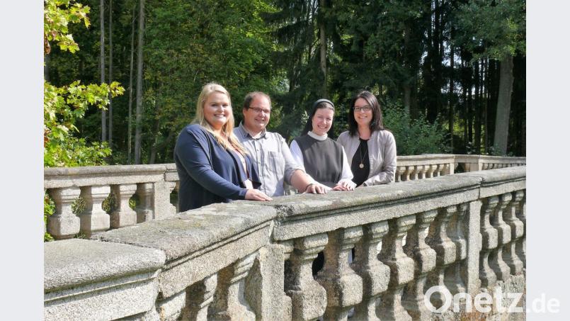 Aus Oberbayern an die Mädchenrealschule der Zisterzienserinnen zurückgekehrt sind Daniela Schinagl und Florian Trißl, zusammen mit Konrektorin Sr. M. Raphaela Kratzer und Rektorin Kerstin Reiter (von links). Bild: exb