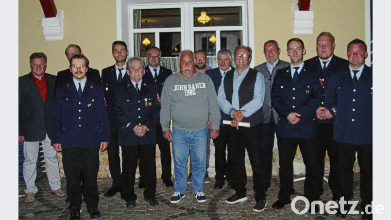 Geehrte und Gratulanten mit (von links) Feuerwehrbeauftragten Josef Lehner, Christian Weiß, Jan Löschner, Jan Albersdörfer, Karl Wichtrei, Kommandant Stefan Egerer, Manfred Naumann, Max Bachmann, Kreisbrandmeister Hans Sperber, Heinz-Dieter Ross, Bürgermeister Joachim Neuß, dem Vorsitzenden Sebastian Schwemmer, 2. Kommandanten Fabian Schwemmer sowie 2. Vorsitzenden Daniel Winter. Bild: exb