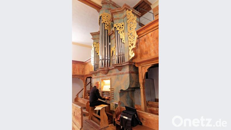 Kirchenmusikdirektor Reinhold Schelter hatte keine Probleme mit den Eigenheiten der 300 Jahre alten Orgel in der Friedhofskirche. Er begeisterte die Zuhörer mit verschiedenen Stücken aus der Barockzeit. Bild: ow