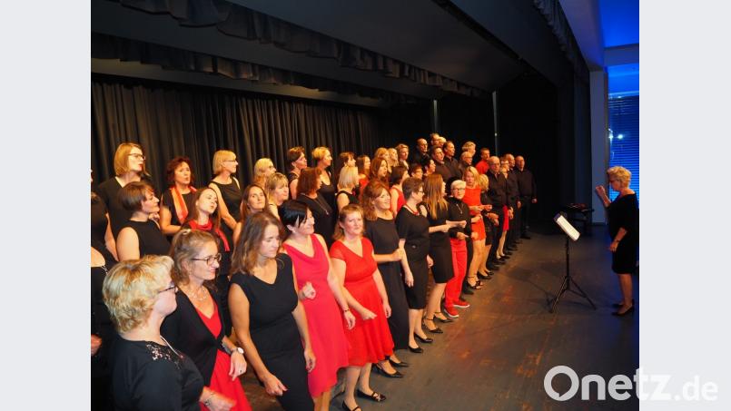 &quot;Singing Witt&quot; singt in schwarz-rot und beschert dem Publikum goldene Zeiten. Das Programm ist abwechslungsreich. Bild: krb
