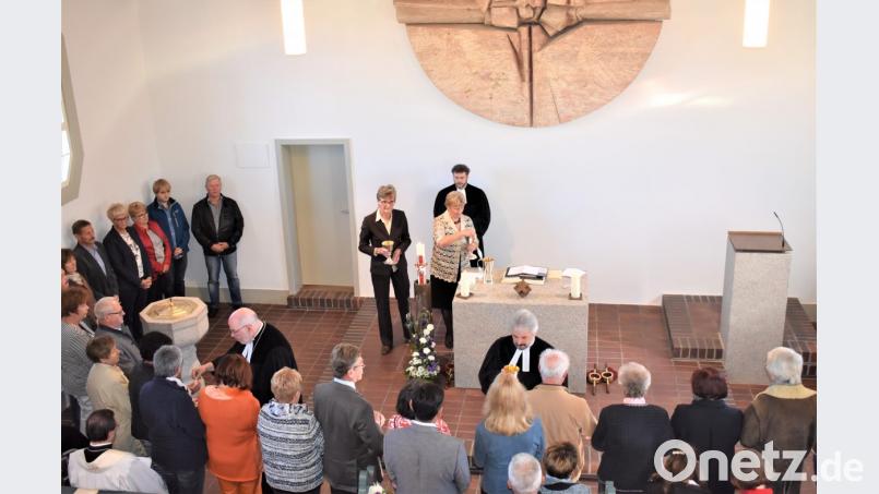 Nach einjähriger Renovierungszeit wurde die evangelische Michaelskirche am Sonntag feierlich wieder eingeweiht. Nach der Weihe des neuen Altares von Regionalbischof Dr. Hans-Martin Weiss empfingen die Gläubigen das Abendmahl. Bild: rgr