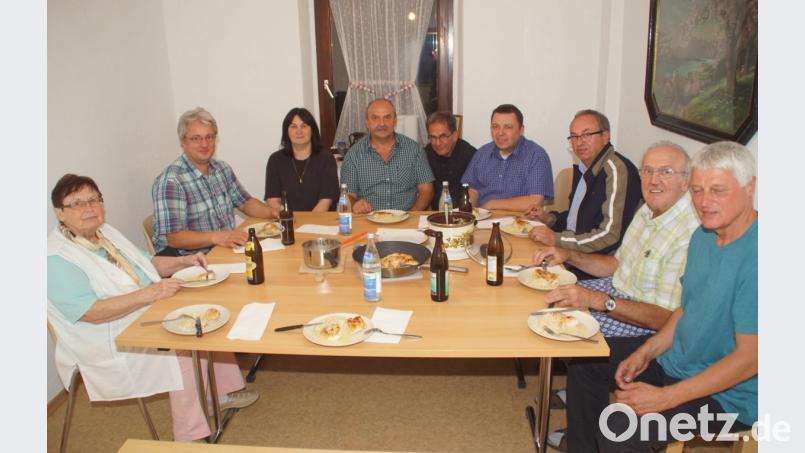 &quot;Guad is&quot; - Darüber waren sich Christl Waengler (links) und die Teilnehmer am Kochkurs im Hutschahaus einig. Paschervorsitzende Birgit Höcherl nahm von der Runde die Einladung zum Mitessen gerne an. Bild: mmj