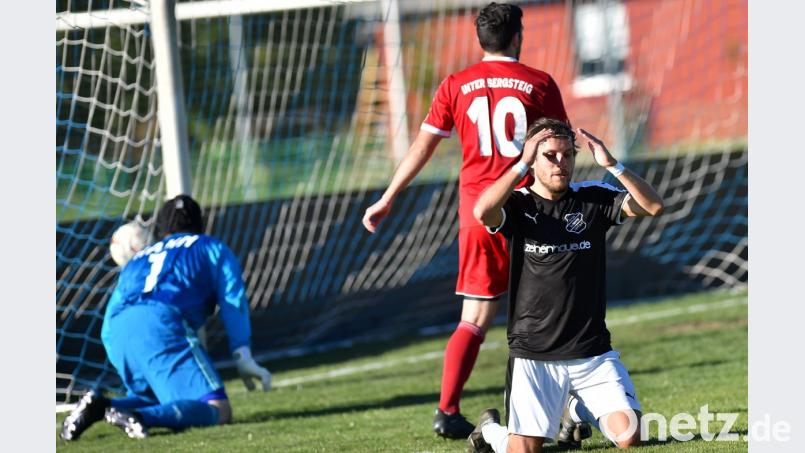 Ein Treffer in der 1. Minute, das war’s dann mit der Schirmitzer Torausbeute: In der zweiten Halbzeit boten sich Bastian Dütsch (vorne) und Co. einige Chancen, aber am Ende entführte der SV Inter Bergsteig Amberg nicht unverdient einen Punkt aus Schirmitz. Bild: Alfred Schwarzmeier