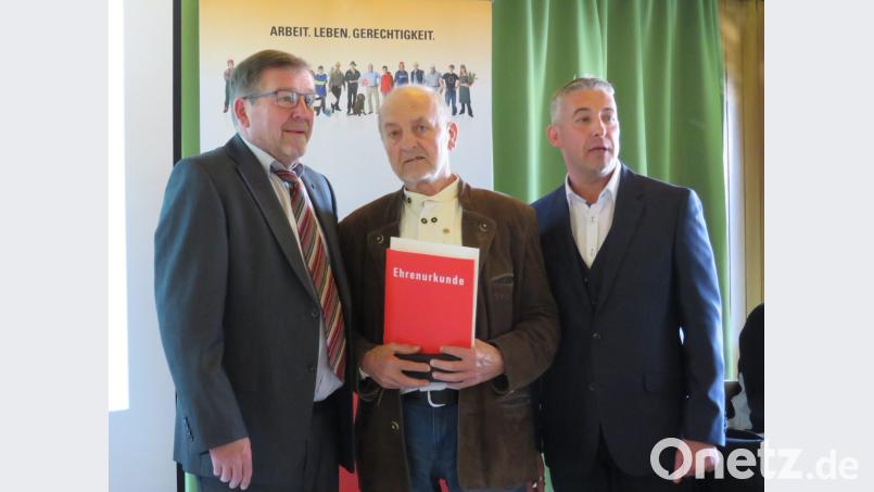 Seit 65 Jahren hält Werner Witzl seiner Gewerkschaft die Treue. Regionalleiter Bayern Karl Bauer (links) und Bezirksvorsitzender Christian Lang (rechts) danken ihm für sein Engagement. Bild: adj