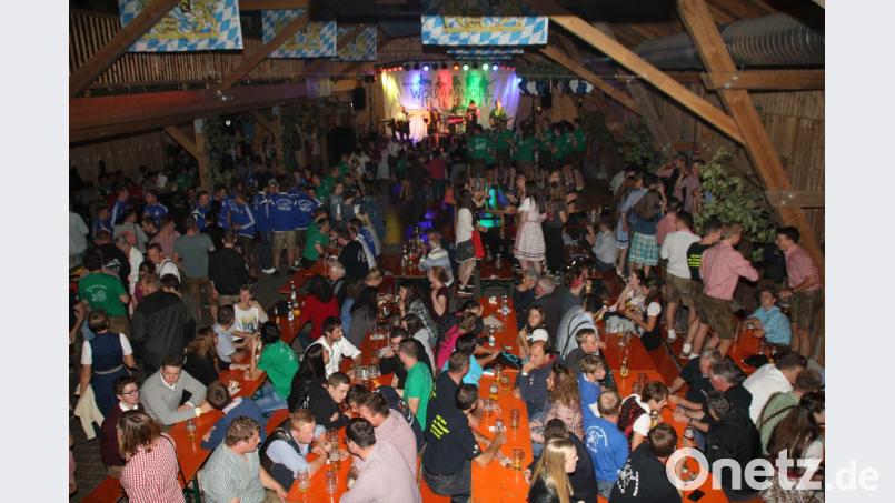 Der „Stodl“ war beim Kirwa-Auftakt voll. Für gute Stimmung sorgte die Band „Wöidarawöll“. Bild: frd