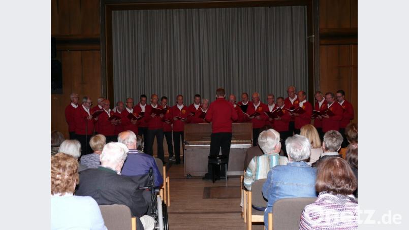 Viel Applaus gab es für den Chor des Männergesangvereins beim Liederabend unter Leitung von Andreas Sagstetter im Jugendheim-Saal Bild: kgg