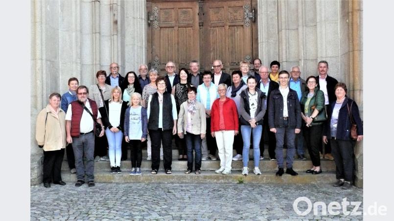 Der Plößberger Kirchenchor vor dem Hauptportal der Stadtpfarrkirche St. Nikolaus in Zwiesel. Bild: exb