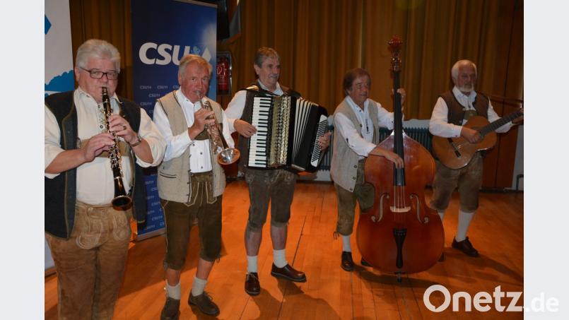 Die Falkenberger Zoiglmusik spielt unterhaltsam auf. Bild: jr