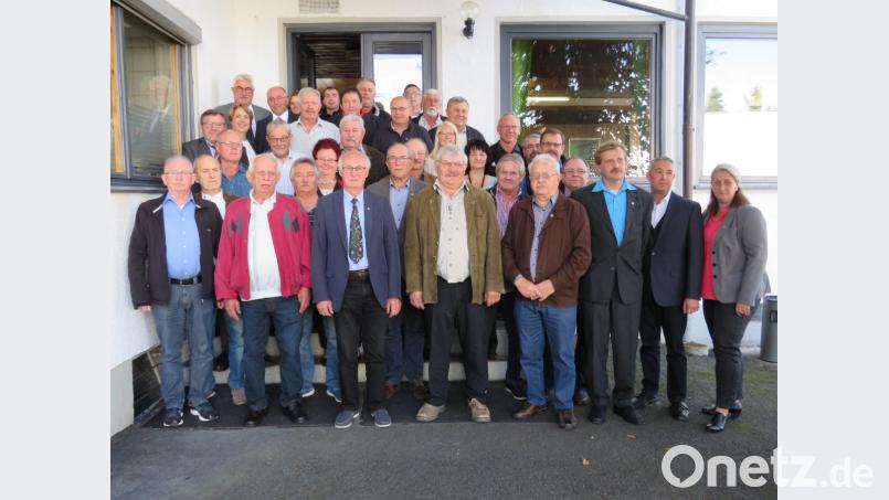 Mit viel Lob, Urkunden und Präsenten werden die Jubilare der IG BAU für ihre Treue überschüttet. Bezirksleiter der Oberpfalz Christian Lang (vorne Zweiter von rechts) und die Gäste aus Politik danken für die langen Jahre aktive Mitgliedschaft. Bild: adj