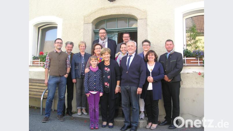 Die Jubilarin (Bildmitte) freut sich mit ihrem Ehemann Werner, den drei Kindern Anja, Evi und Josef, ihrer Schwester Martha, Enkelin Marlene, mit weiteren Verwandten, Museumsarbeitskreisleiterin Christa Walbrunn, Frauenbundvorsitzender Annemarie Woppmann sowie mit Bürgermeister Rainer Rewitzer und Altbürgermeister Johann Walbrunn über die Glückwünsche. Bild: tu