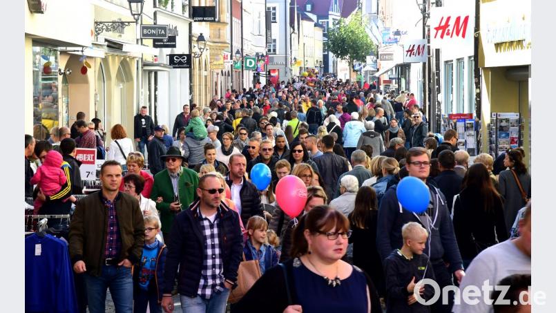 In der Fußgängerzone konzentriert sich beim verkaufsoffenen Sonntag das Publikumsinteresse. Bild: Petra Hartl