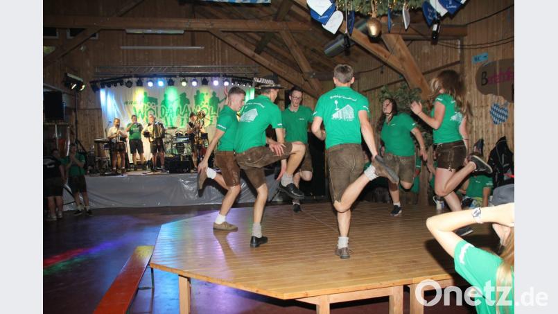 Auf dem Kirwatisch wurde ein zünftiger Schuhplattler gezeigt. Bild: frd