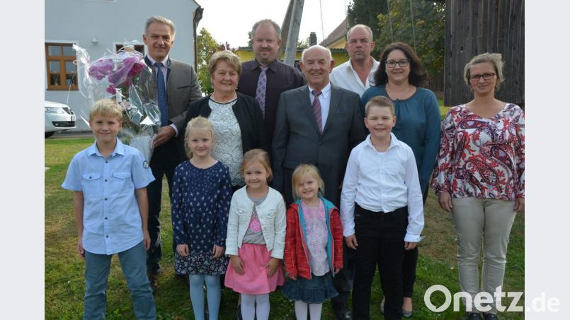 Maria und Hans Lindner (Mitte) feierten am Freitag ihre Goldene Hochzeit. Dazu gratulierten ihre beiden Kinder und fünf Enkel, sowie Bürgermeister Roland Grillmeier (links). Zuhause ist das Jubelpaar in Pechofen. Bild: jr