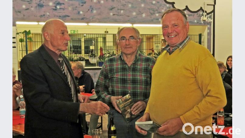 Der Dank von Tafel-Vorsitzendem Josef Gebhardt galt den ausscheidenden Vorstandsmitgliedern, Kassier Gerhard Landgraf sowie Kassenprüfer und Sicherheitsbeauftragtem Peter Lottes (von links). Sie erhielten ein das Schwammerlbuch, das Beirat Norbert Griesbacher verfasst hatte. Bild: Dobmeier