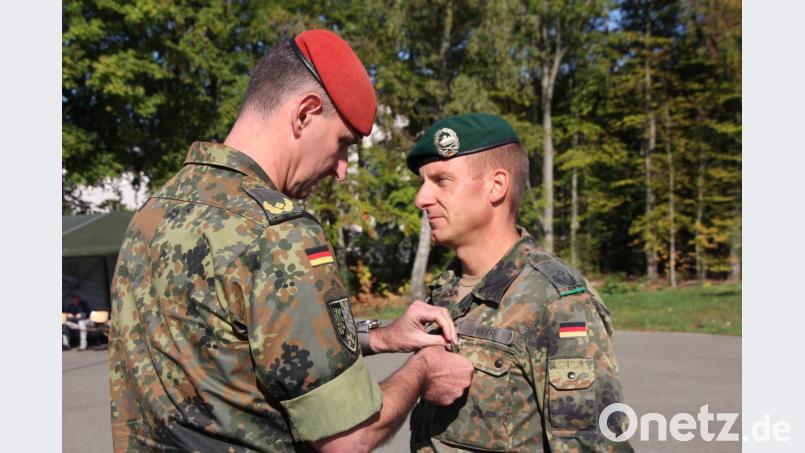 Es war schon eine Überraschung für Oberstleutnant Christoph Huber (rechts), als Brigadegeneral Jörg See plötzlich neben ihm stand und ihn für seine großen Verdienste um die Panzerbrigade 12 Oberpfalz mit der „Brigadeehrennadel“ auszeichnete. Bild: frd