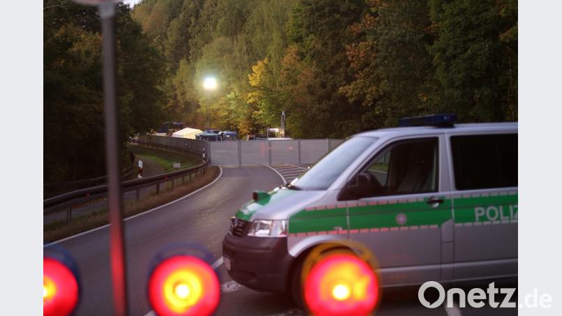 Die Staatsstraße zwischen Naila und Bad Streben wird auf der Suche nach einer verschwundenen jungen Frau aufgegraben. Die Grabungen werden allerdings ohne Ergebnis abgeschlossen. Foto: Fricke/News5 Bild: Fricke/News5