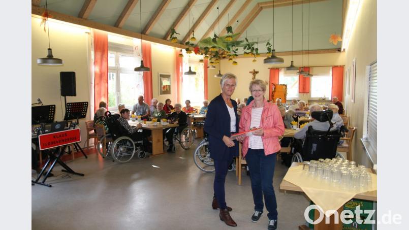 2. Bürgermeisterin Anita Stauber brachte Heimleiterin Martina Günther ein Präsent und eine kleine Spende für die Kaffeekasse mit. Bild: sne
