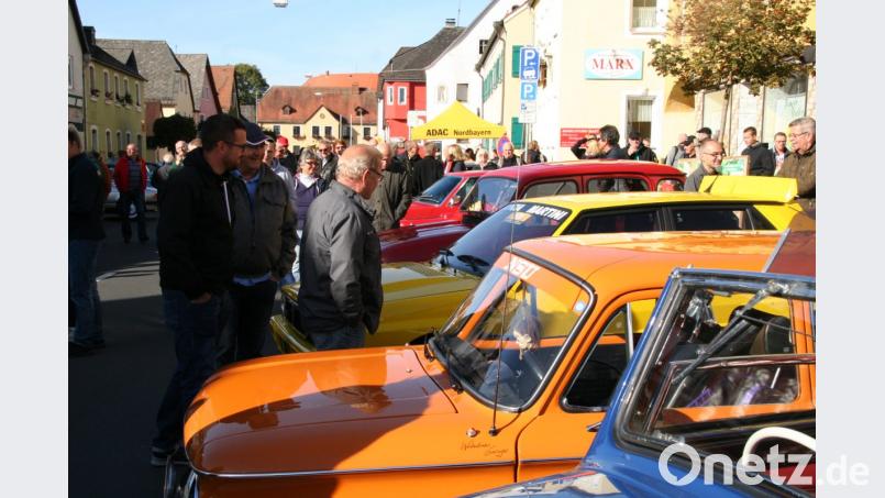 Vor dem Start zur zwölften ADAC-Oldtimer-Zoigl-Ausfahrt sind die Oldtimer dicht umlagert. Bild: fpoz