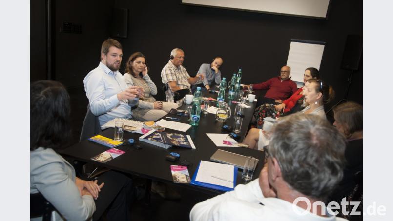 Konzentrierte Arbeitsatmosphäre in Plana: MQ-Leiter Ludwig Bundscherer (links) erläutert das Tirschenreuther Museums-Konzept. Simultandolmetscher ermöglichen einen problemlosen Dialog. Bild: exb