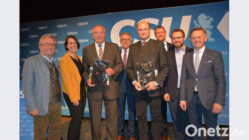 Schwarze Hemden aus Tirschenreuther Produktion bekommen Albert Füracker und Franz Löffler überreicht. Im Bild (von links) Toni Dutz, Tanja Renner, Franz Löffler, Bürgermeister Franz Stahl, Albert Füracker, Huberth Rosner, Matthias Grundler und Tobias Reiß. Bild: jr