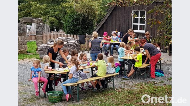 Die Kartoffeln lassen sich die Mädchen und Buben mit Kräuterquark und Butter schmecken. Bild: hai
