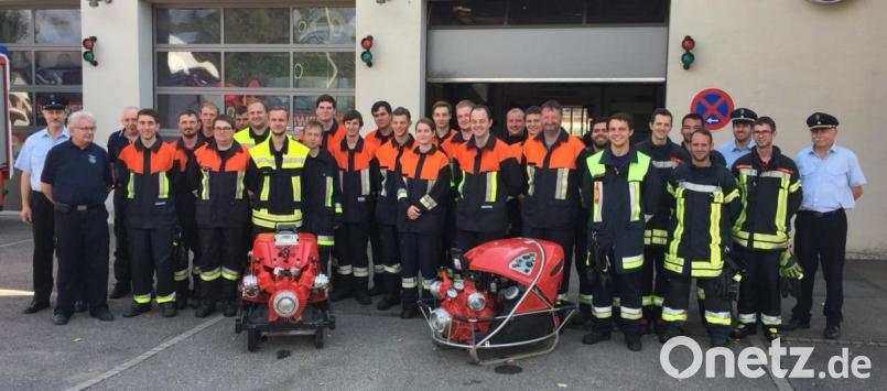 Nach bestandener Ausbildung zum Maschinisten freuen sich die 25 Feuerwehrfrauen und -männer zusammen mit ihren Ausbildern, den Verantwortlichen der Freiwilligen Feuerwehr Pfreimd und Kreisbrandrat Robert Heinfling (rechts). Bild: hir