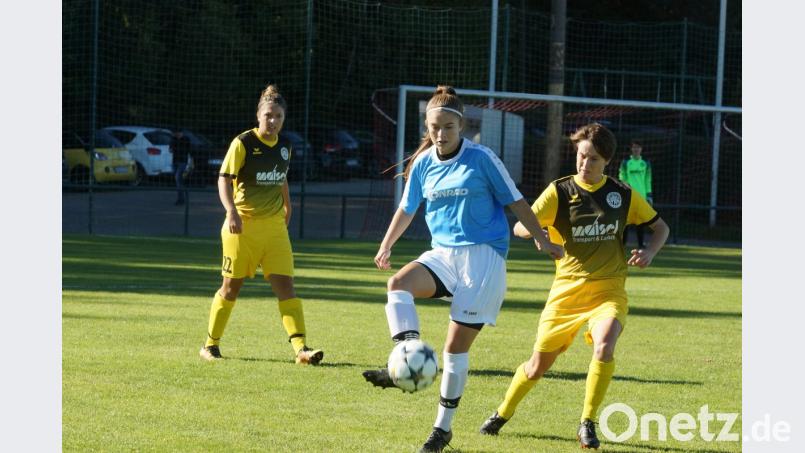 Die Schützin des Siegtores, Anna Luschner (TSV Theuern), behauptet sich am Ball vor Hannah Marquard (SpVgg Oberfranken Bayreuth)
Links im Hintergrund Susanne Hübschmann (SpVgg Oberfranken Bayreuth). Bild: exb