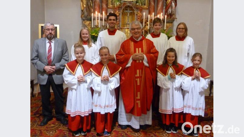 Die neuen Wurzer Ministranten werden in einem festlichen Gottesdienst aufgenommen Bild: exb